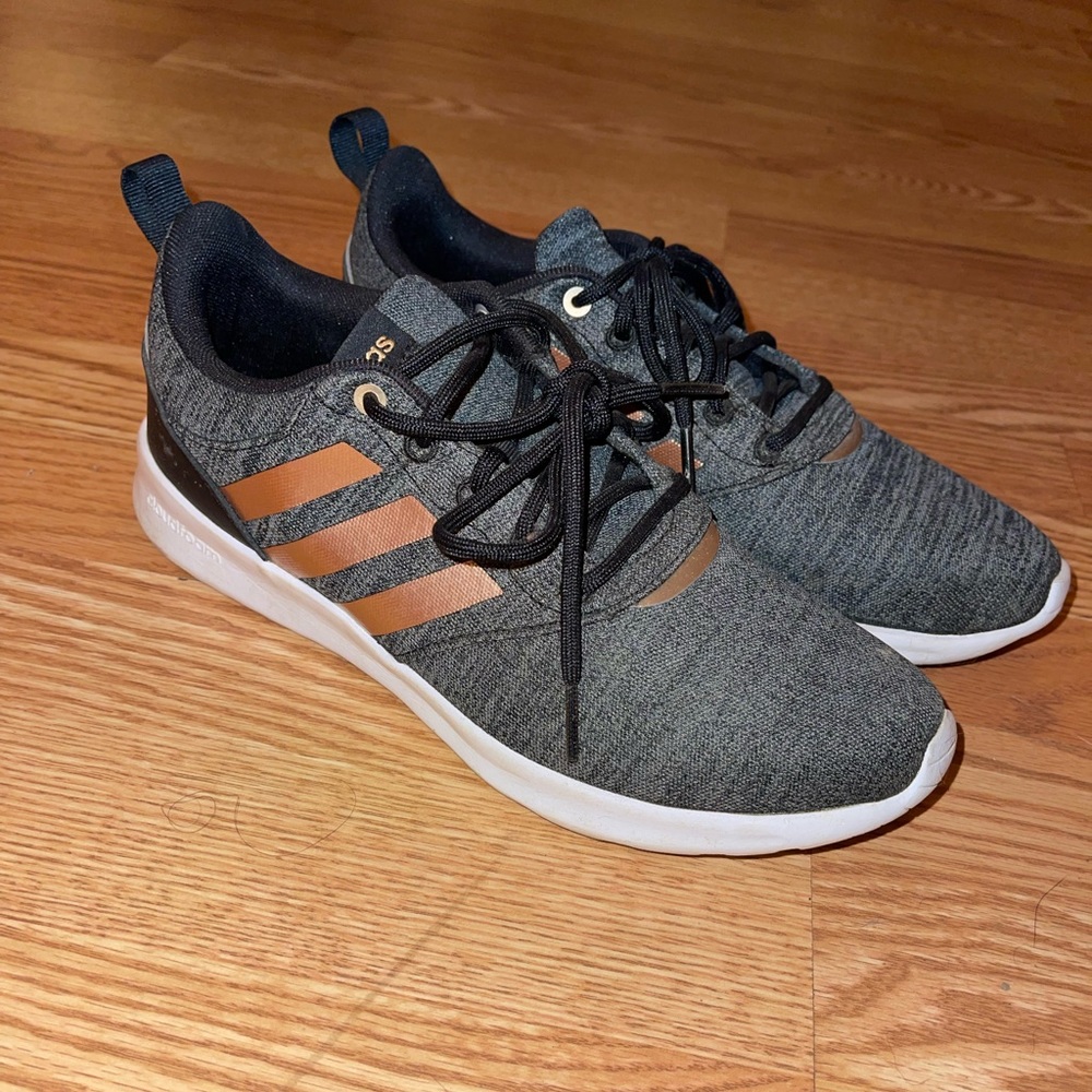 Woman’s adidas tennis shoes
